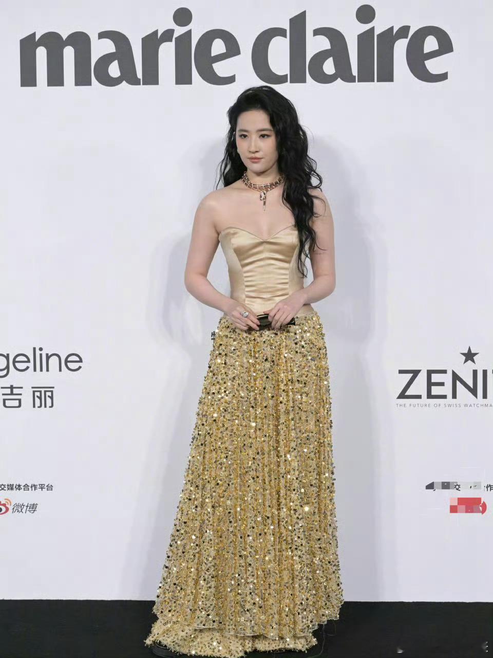 刘亦菲压轴 今天嘉人红毯部分女明星合集，刘亦菲还是这片黑色中唯一的金色。 