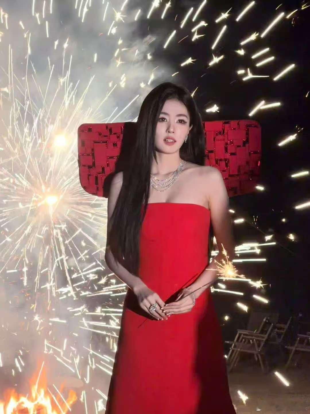 白鹿新年第一条live白鹿红色抹胸裙白鹿红色抹胸裙，新年第一条live， 