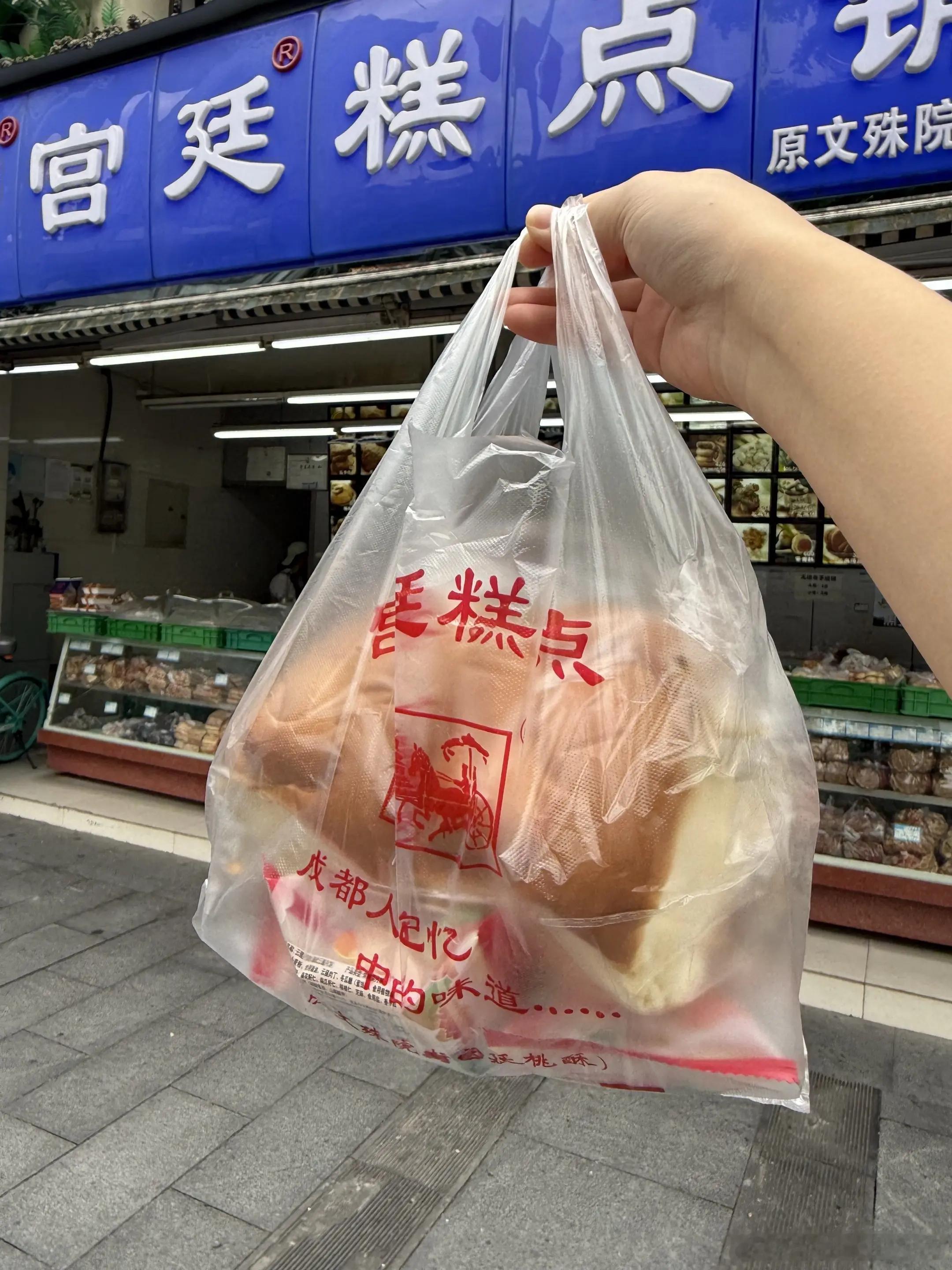 宫廷糕点 泼天流量顾客在蒂芙尼花了20多万元，销售答应送的月饼寄错了，后来又提出