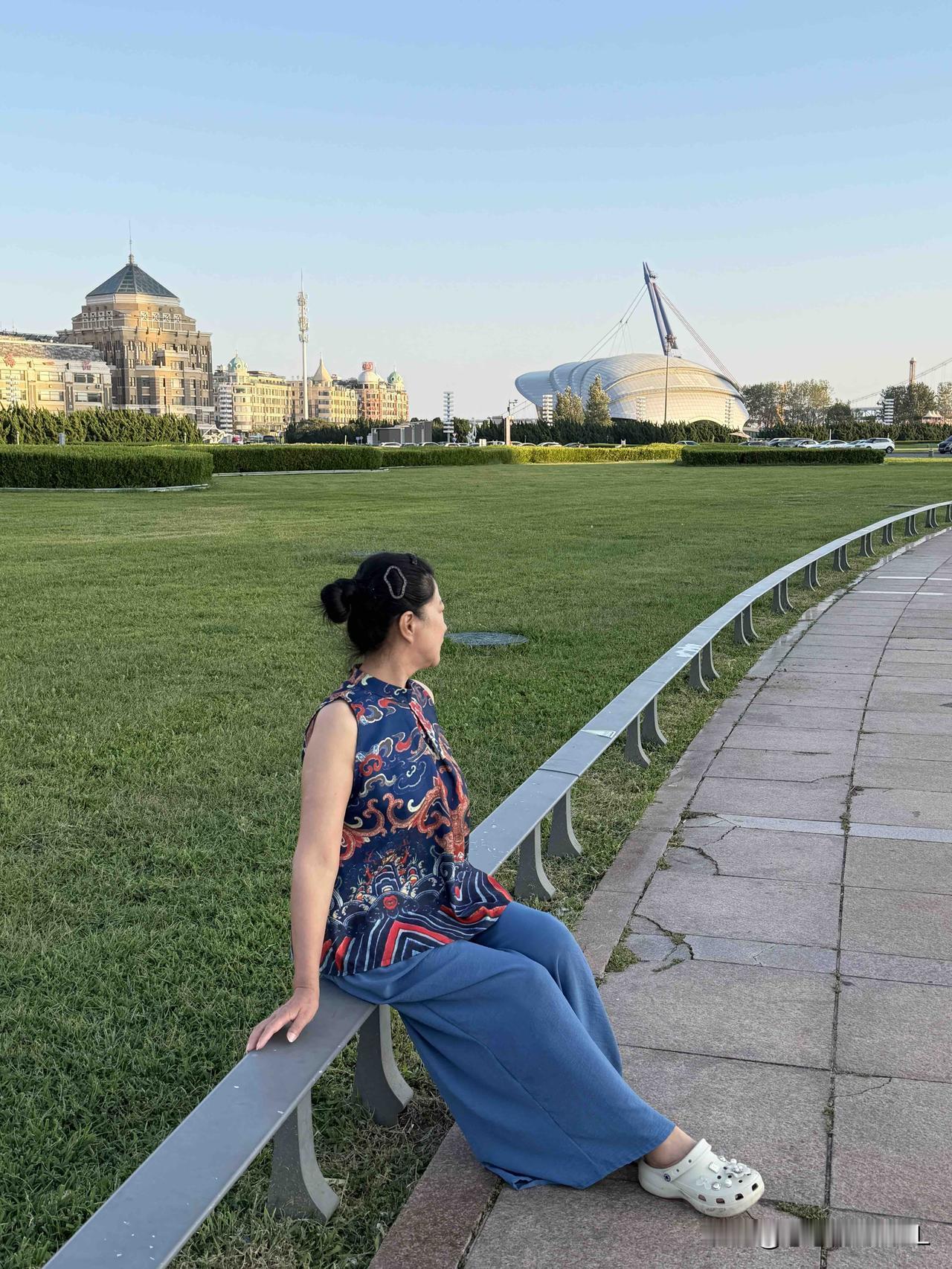 我又晒美照了，
今天是9日3日，星海广场上的人比前些日子少了很多。

傍晚，女儿
