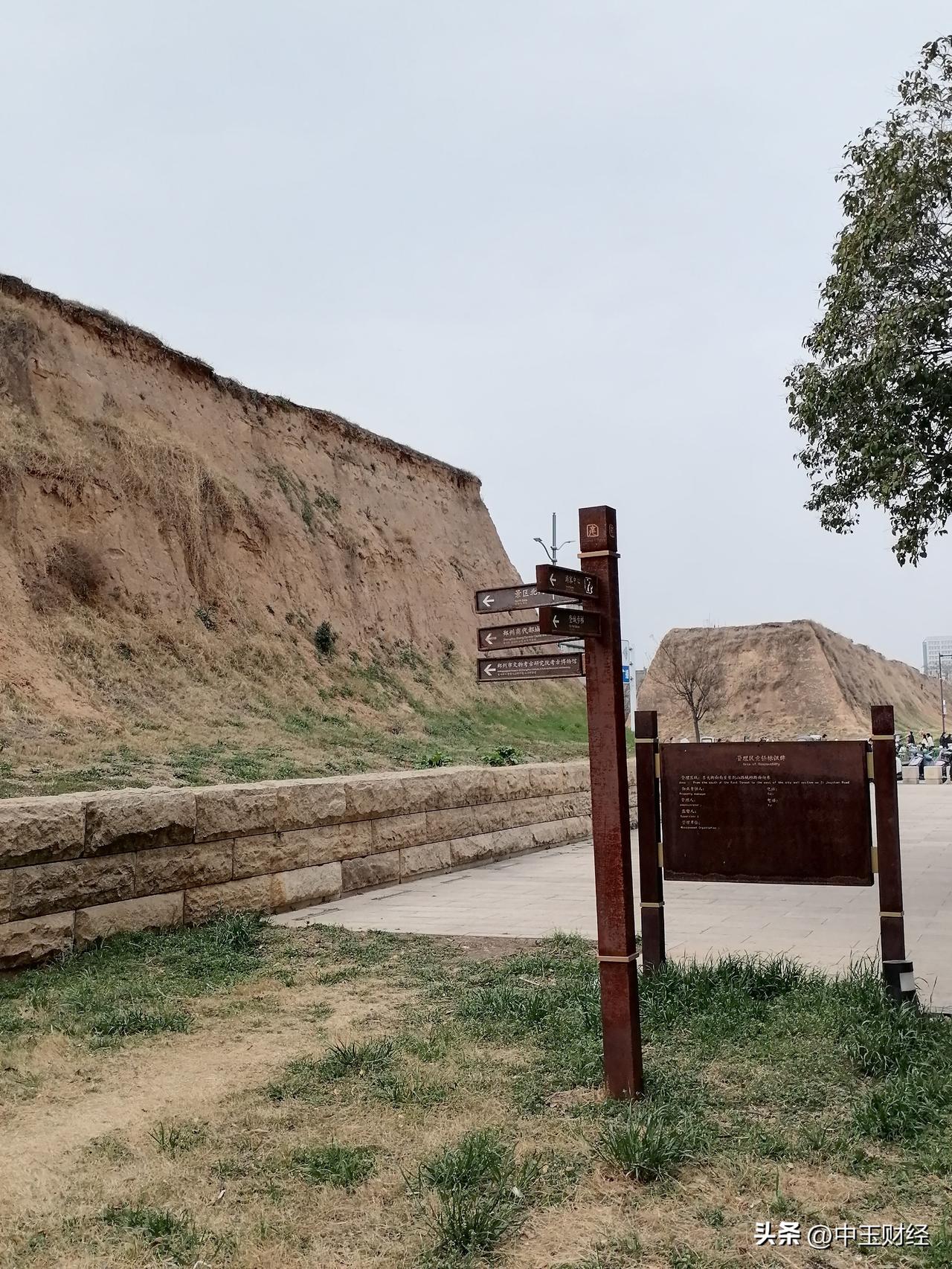 晒出你的本地生活来郑州，登一下全有3600年的商都古墙吧！尽管城墙不高，但是你登