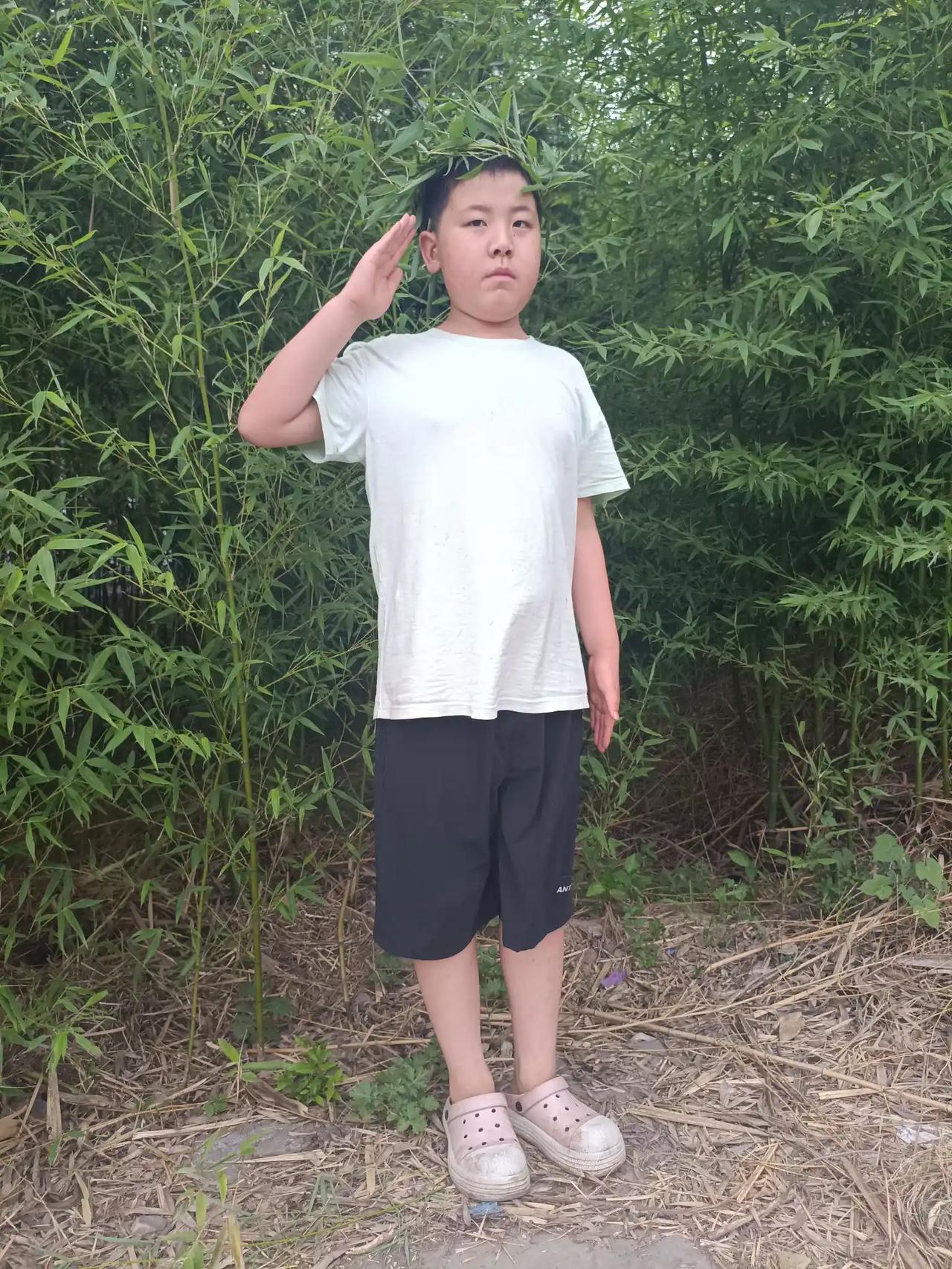 左天晚饭后，孙子喊我一起去散步，刚出门他就要我的手机，我把手机随手给了他，我就走