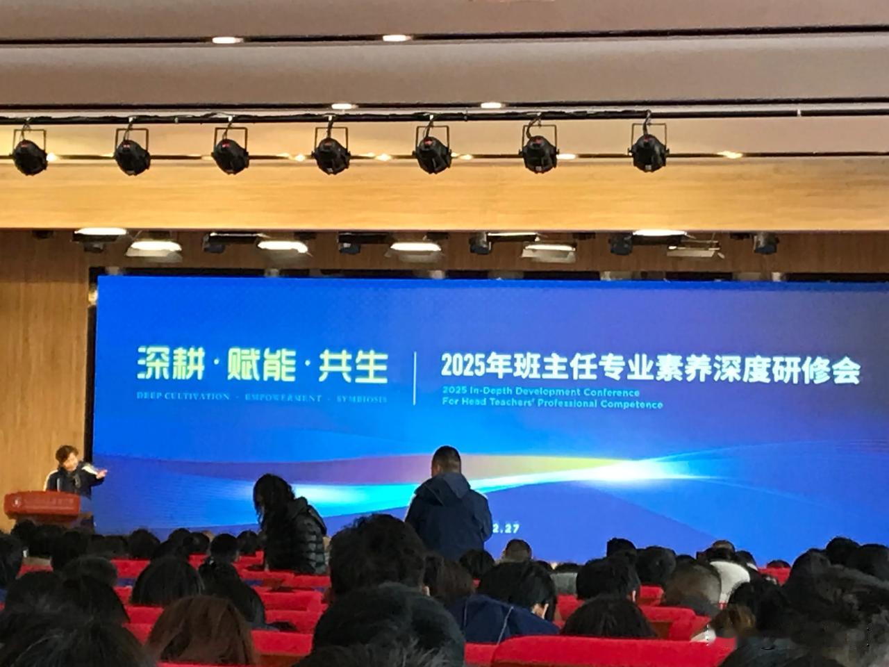 于洁老师说，有的老师晚上回到家，感觉很累。因为这些老师一进入教室，就进入战斗状态