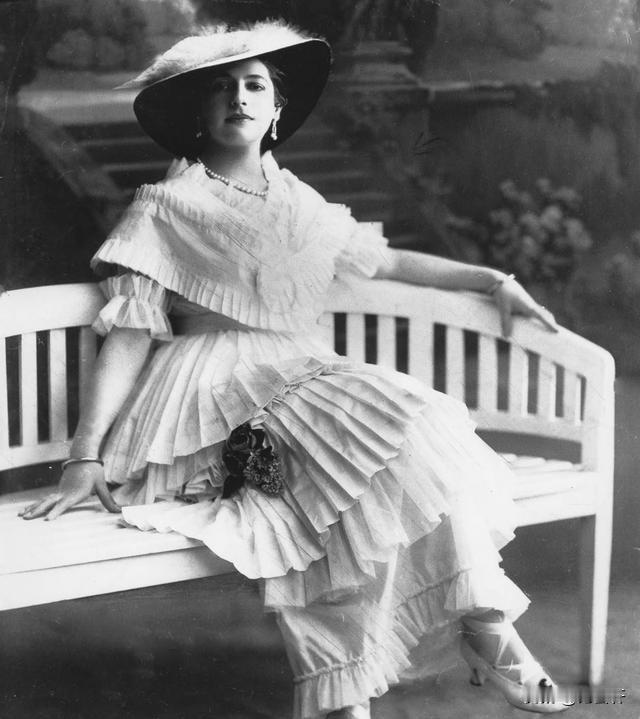 1917年，11个狙击手举枪对着一个漂亮女人，几声枪响后女人倒下，而她的头颅因为