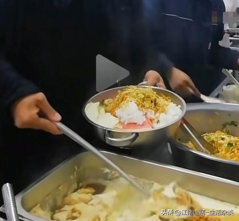 工厂里食堂的饭菜，是免费自助的。其他员工都是拿餐盘正常打饭。这位大哥直接拿一个大