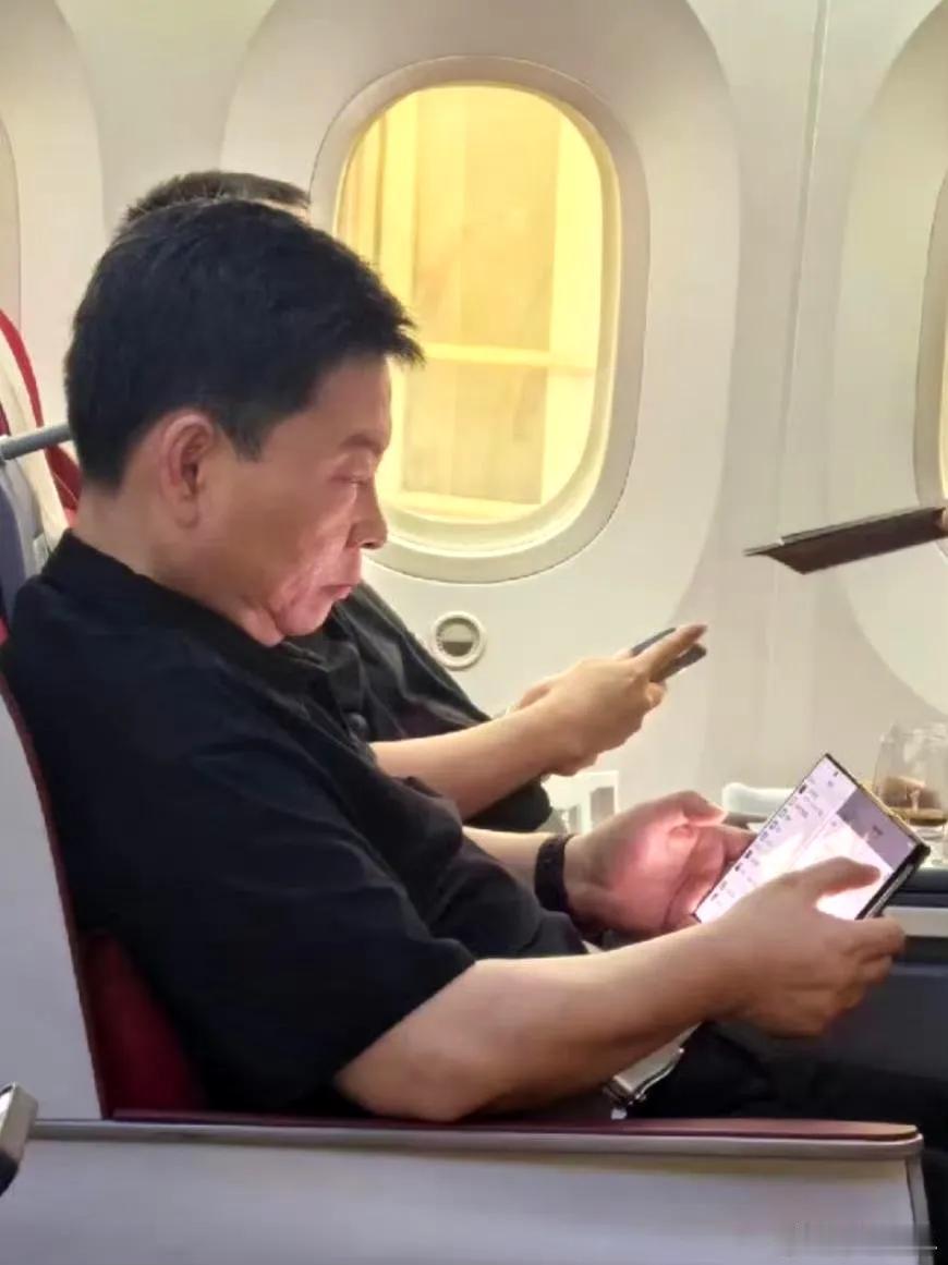 华为全球首款三折叠手机，被余承东曝光了！

从图片来看，厚度控制的有点一般，有两