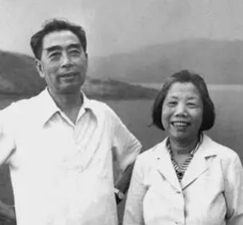 1992年7月10日晚8点，北京一间病房里，88岁的邓颖超已经认不清身边任何人了