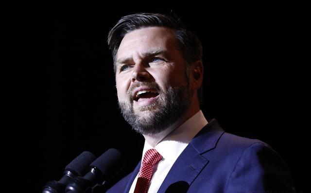 我把话放这里：万斯不是在等特朗普出意外，他是在等特朗普亲手把位置递过来——这两件