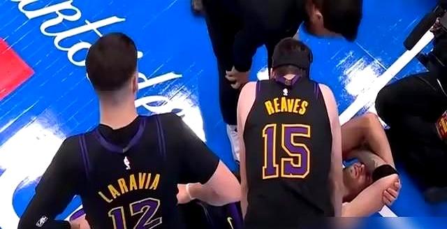 湖人队俩核心，场均57分，直接常规赛报销了！
 

客场打雷霆，一场比赛倒下俩。