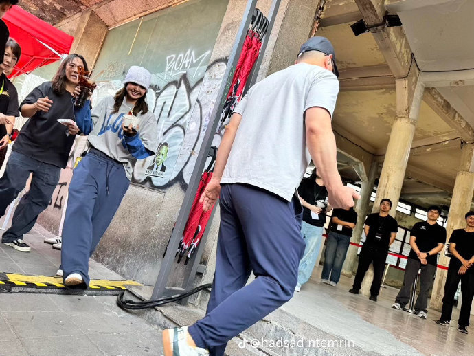 泰国快闪店本尊出现了耶她私服真的好帅~ 