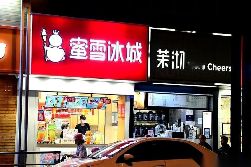 蜜雪冰城杀到好莱坞，直接给老美上了个200%的糖度选项。
我第一眼看到，以为是段