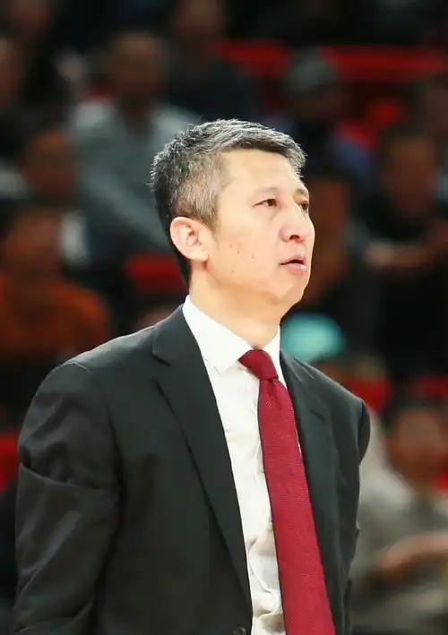 CCTV5直播！中国男篮12人大名单曝光，胡明轩落选，郭士强输不起

随着余嘉豪