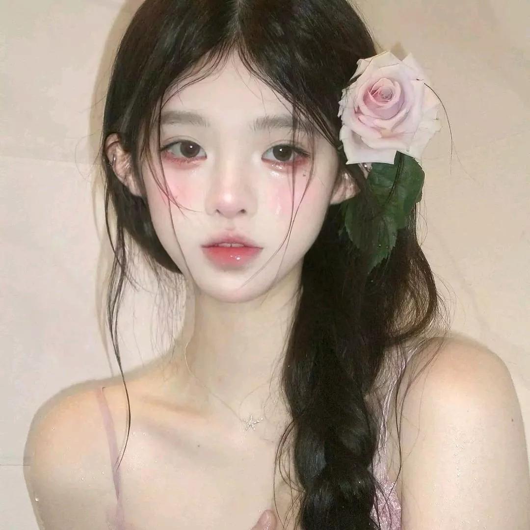 梦幻玫瑰少女，泪光闪烁如星。梦幻粉玫瑰 紫裙花漾少女 梦幻花畔少女 红衣花漾少女