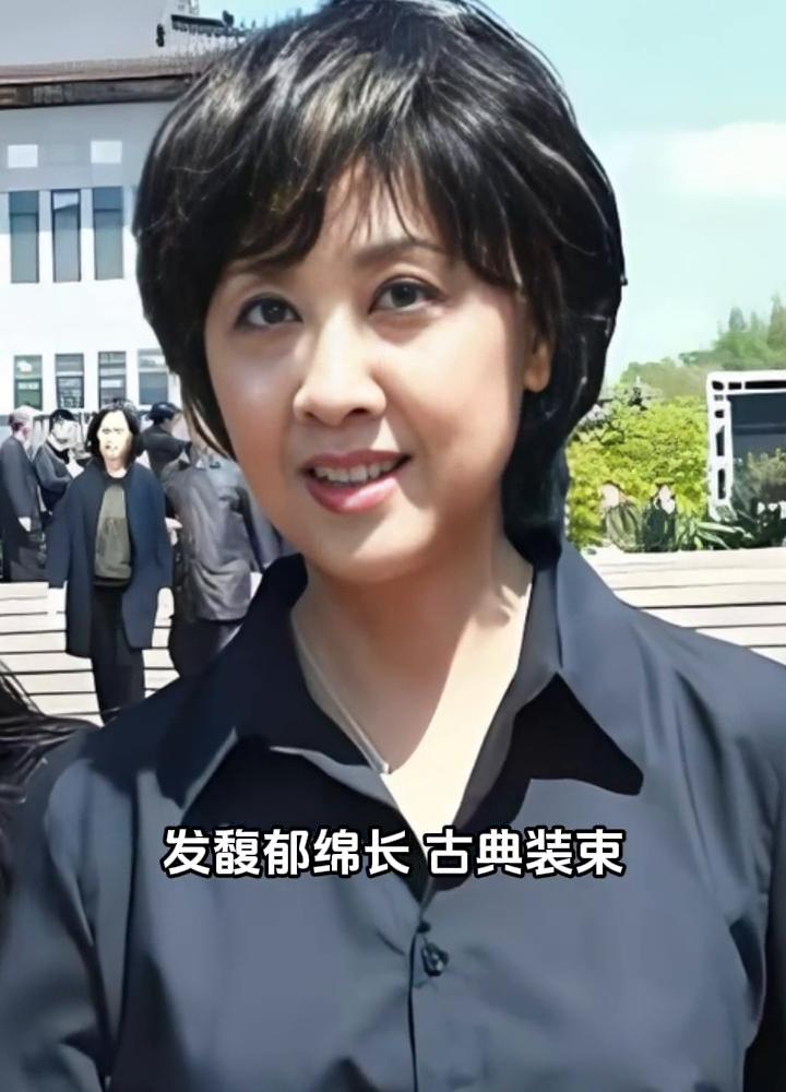 七十余载岁月沉淀，她容颜依旧明媚动人。深厚的东方气韵愈发馥郁绵长，古典装束雍容典