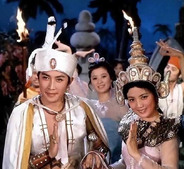 1990年除夕夜，唐国强的妻子在卫生间用一根绳子结束了自己的生命，她留下遗书说：