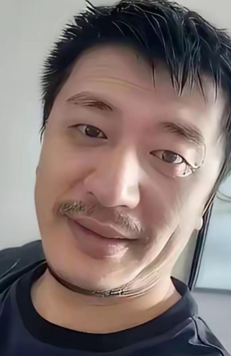 看这张照片突然好心疼张老师，真的是脸都垮了，脱相之感，每个毛孔都透着疲惫，他的身