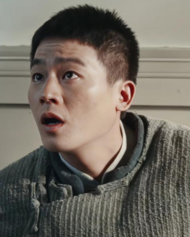 内娱想不通的明星，
就是欧豪了，
你说他没背景，没流量，没热搜，却能跟比他火的演