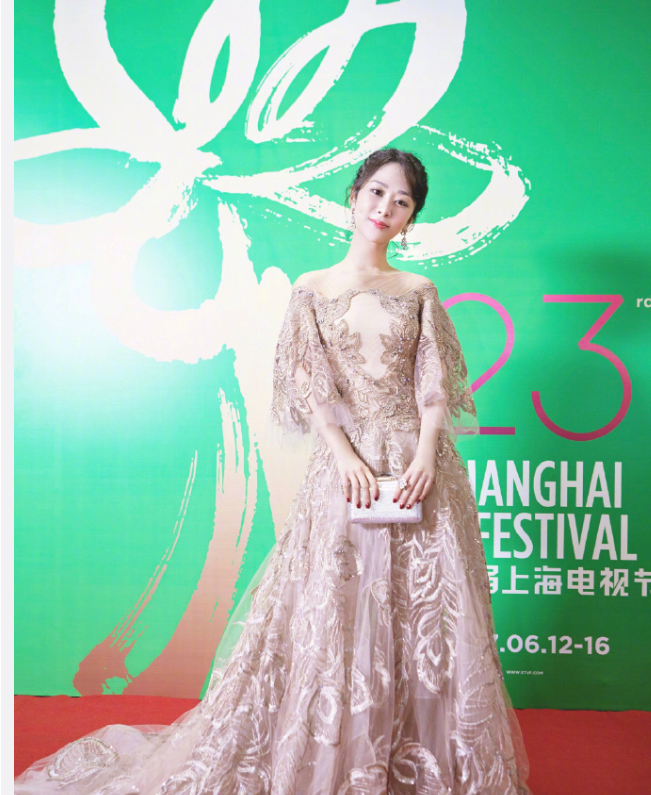 娱乐圈这个圈子争论不断也不是什么新鲜事情，表面握手致意，其实勾心斗角经常发生，白