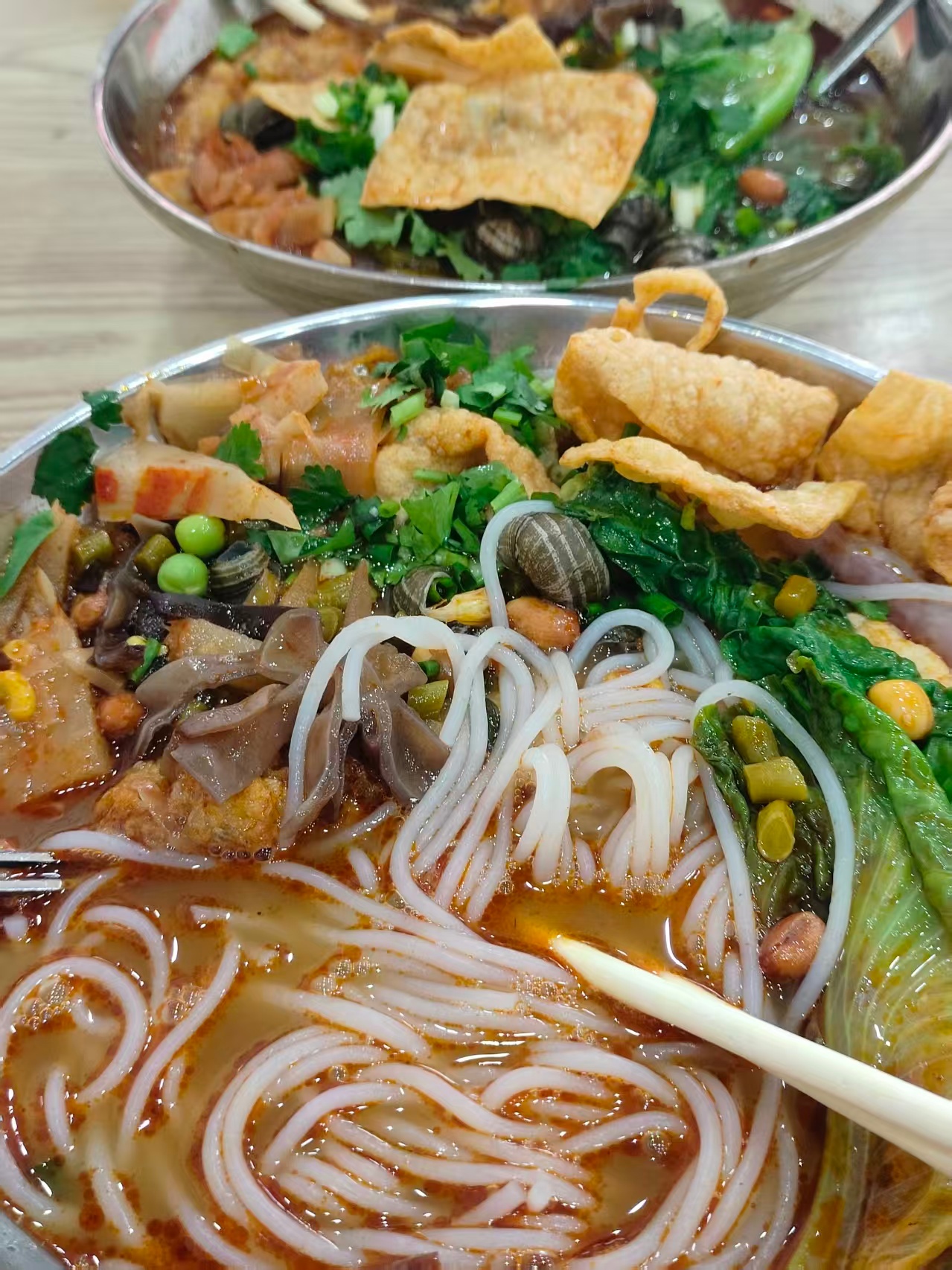 迪丽热巴 分享今日美食🍽️今天晚上吃螺蛳粉，好吃😋最喜欢吃螺蛳粉里面的木耳和