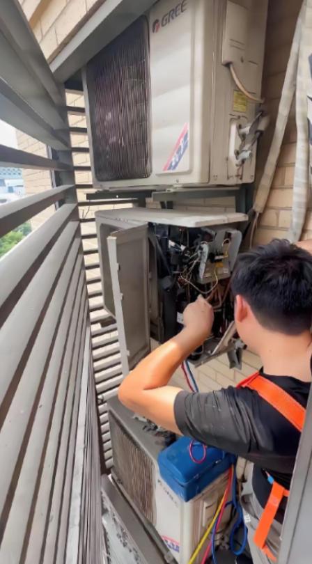 南京一个空调修理工，顶着38度高温干完活，客户多给了七十块钱，他下楼买了瓶冰可乐