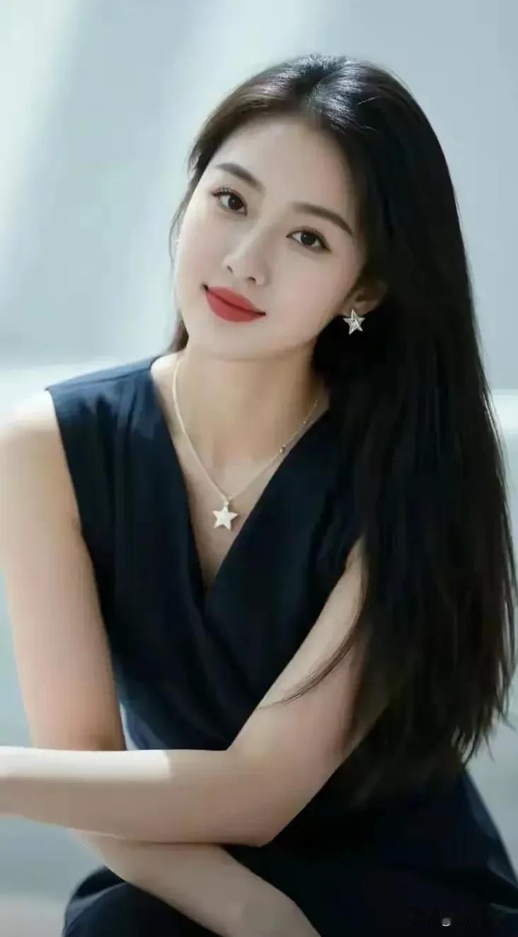 一身静谧藏青，温柔又干练
暖棕色美女 藏青花裙随拍