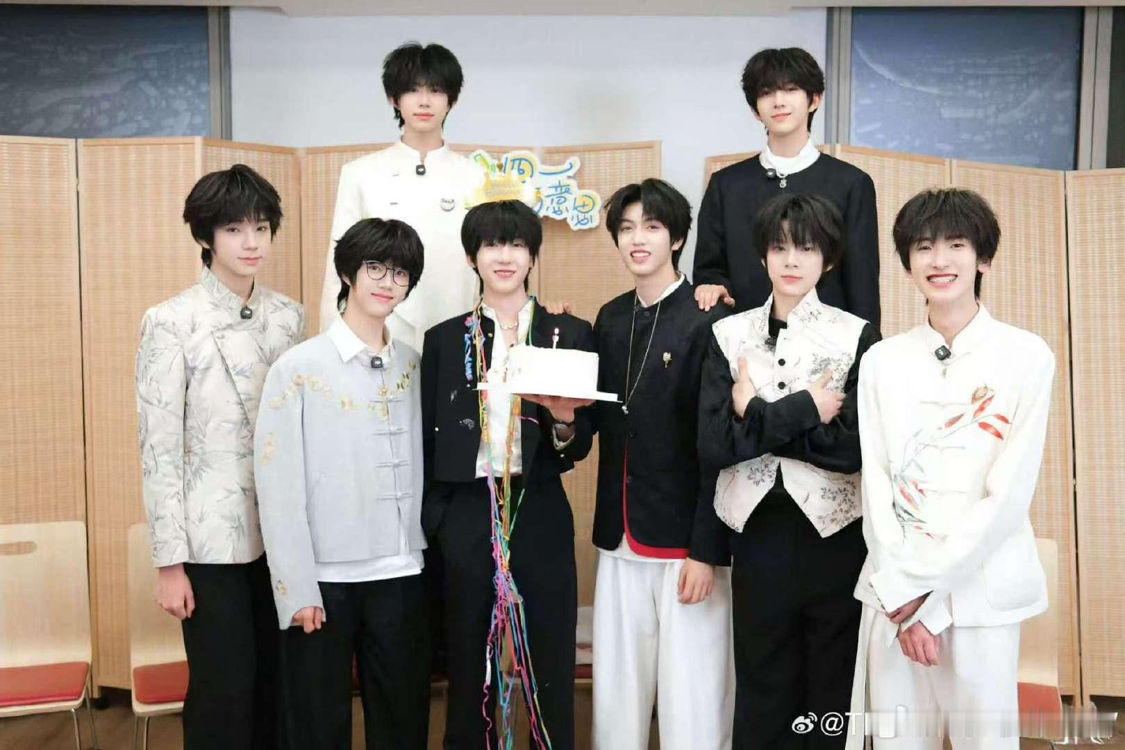 杨博文16岁合照杨博文生日大合照 生日合照来咯 