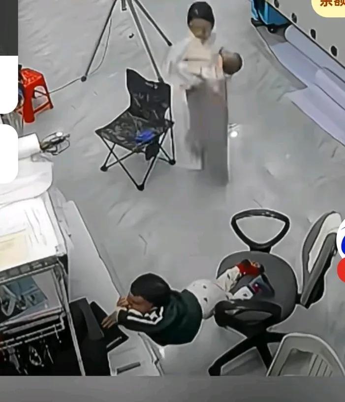 弟弟踩椅子上桌子，不料椅子有滑轮跑开被夹中间动弹不得，姐姐听到哭声，
立马跑过来