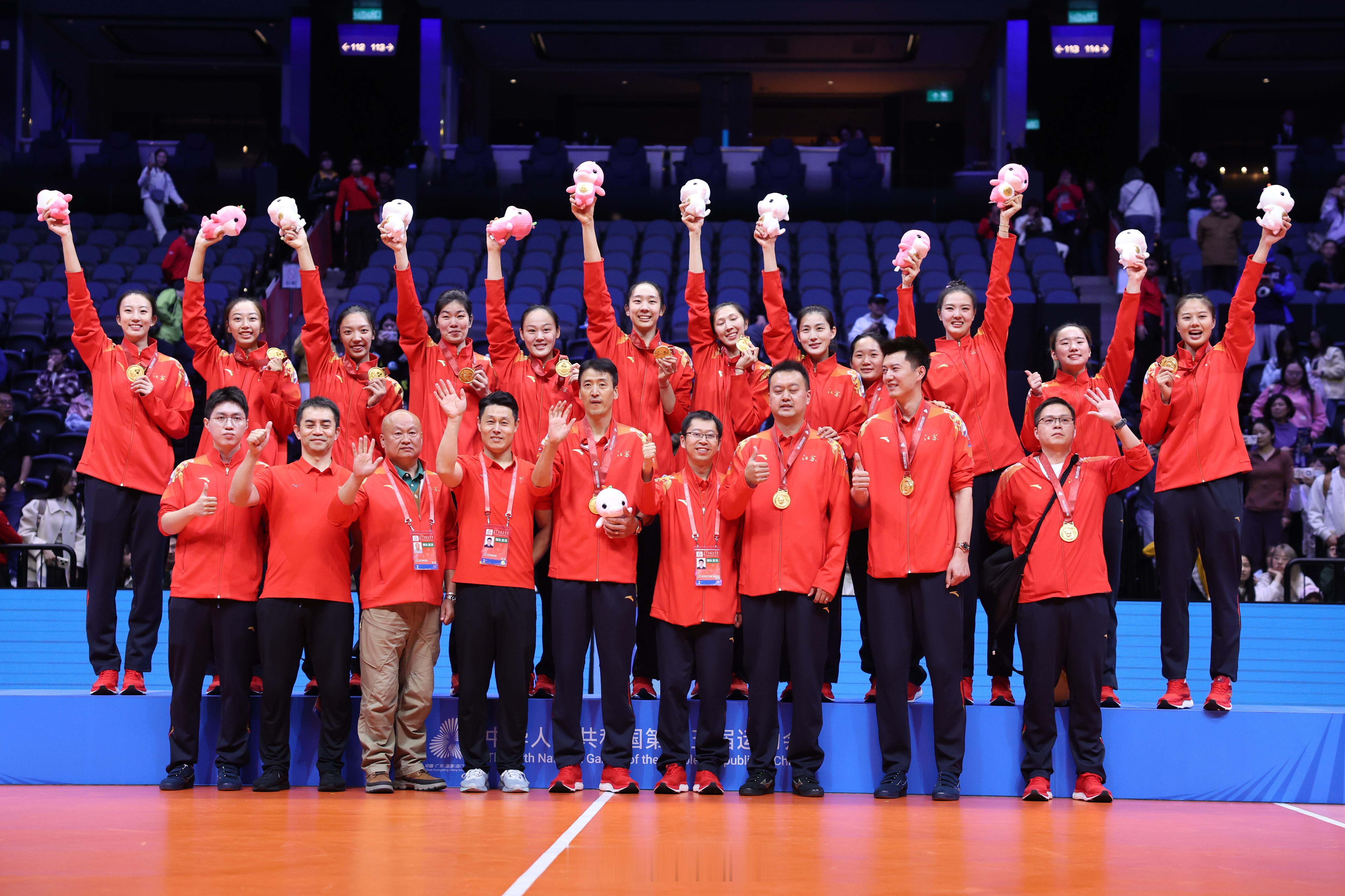 【全运会｜江苏女排夺冠 主教练施海荣将成绩归功于人才厚度】 新华社澳门11月19