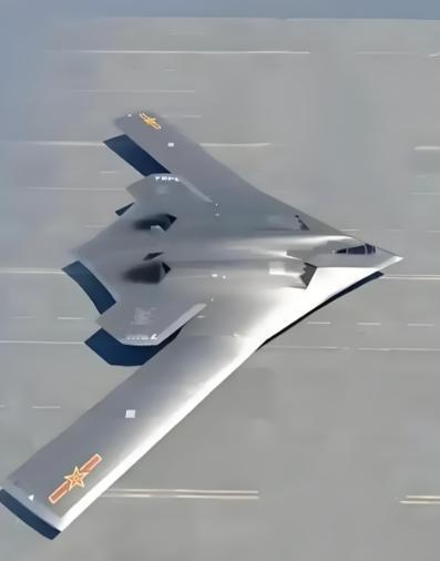 王炸，据外媒消息，中国研发的新一代远程战略轰炸机H-20正在地面滑跑测试。

有