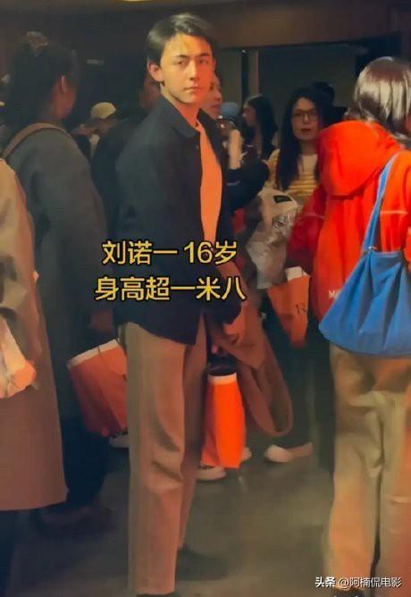 16岁的诺一身高已经突破一米八，身形挺拔高挑，中法混血自带立体深邃五官，颜值十分