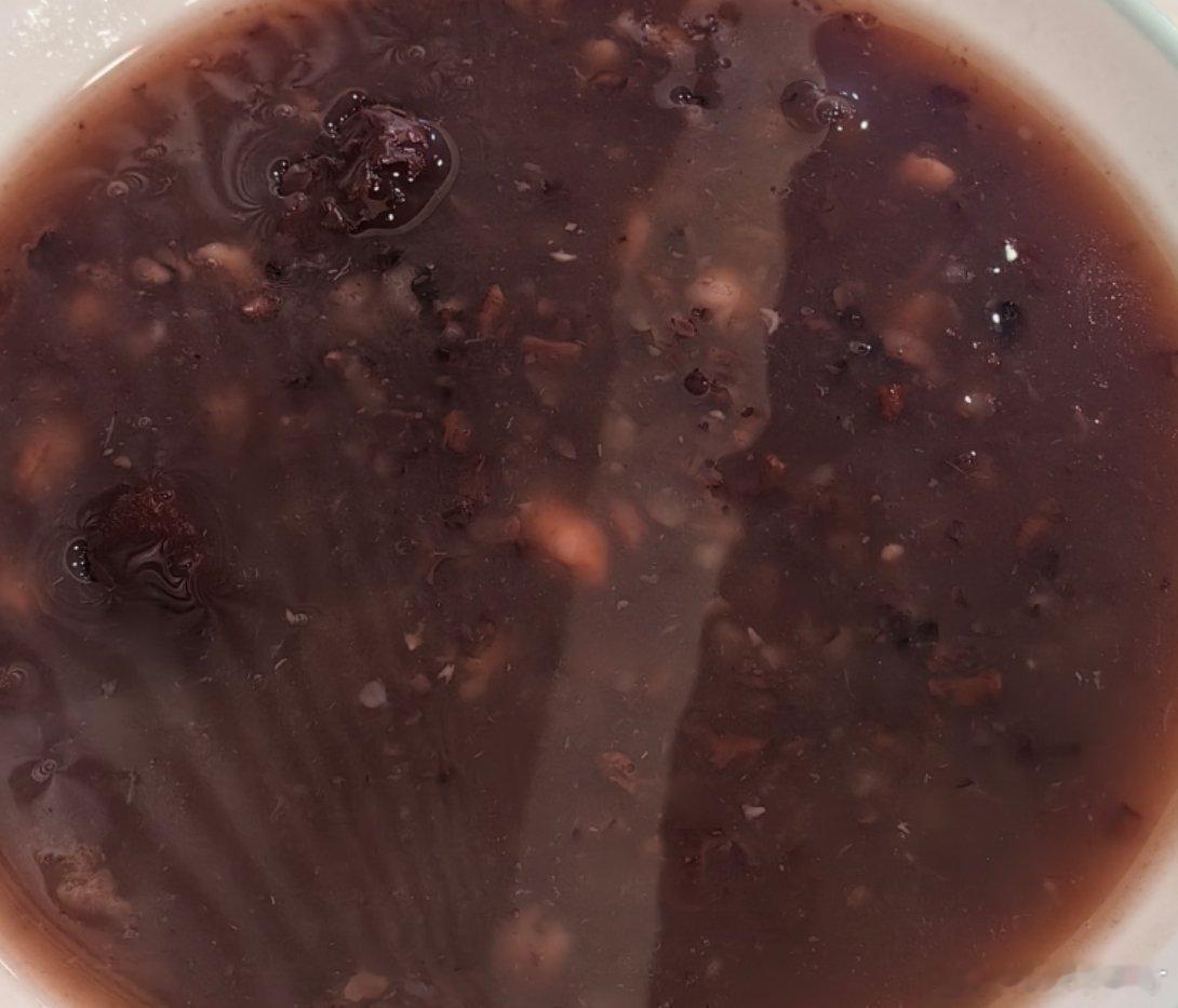早上喝一碗三黑暖胃粥，开始活力满满的一天。 