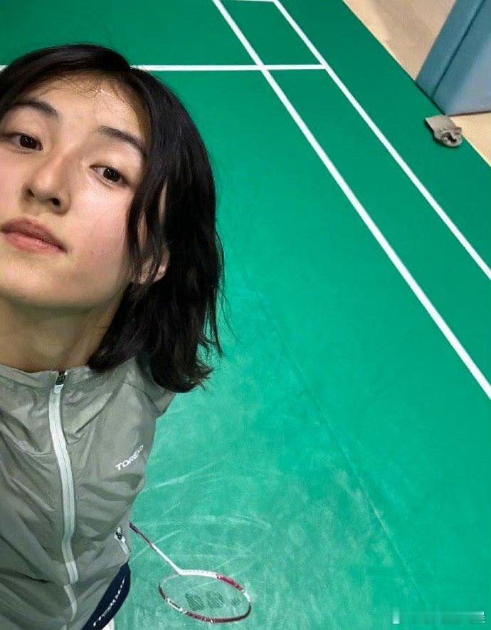 #张子枫素颜打羽毛球#张子枫的这个素颜状态也太好了吧，依旧是非常爱运动的大美女一