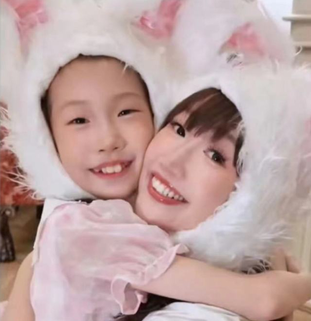 麦琳与女儿拍写真麦琳这状态越来越好了，瘦下来太美了吧 ​​​