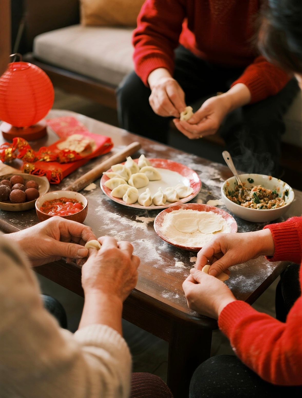 中国车大年初一勇闯米兰在异国他乡，看到中国车挑战复杂路况，看到中国红很有自豪感。