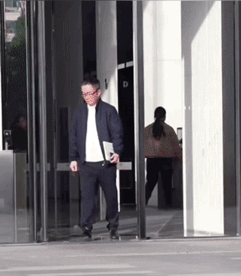 不得不佩服中国的汽车发展迅速，处处都是科技与狠活！人走到问界 M9 几米远的地方