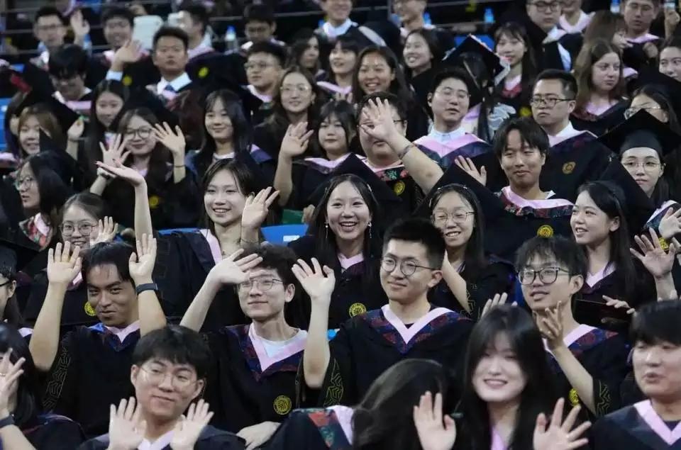 现在大学普及，学历好像真在贬值。北大调研显示不少北大毕业生月薪扣险后不足3000