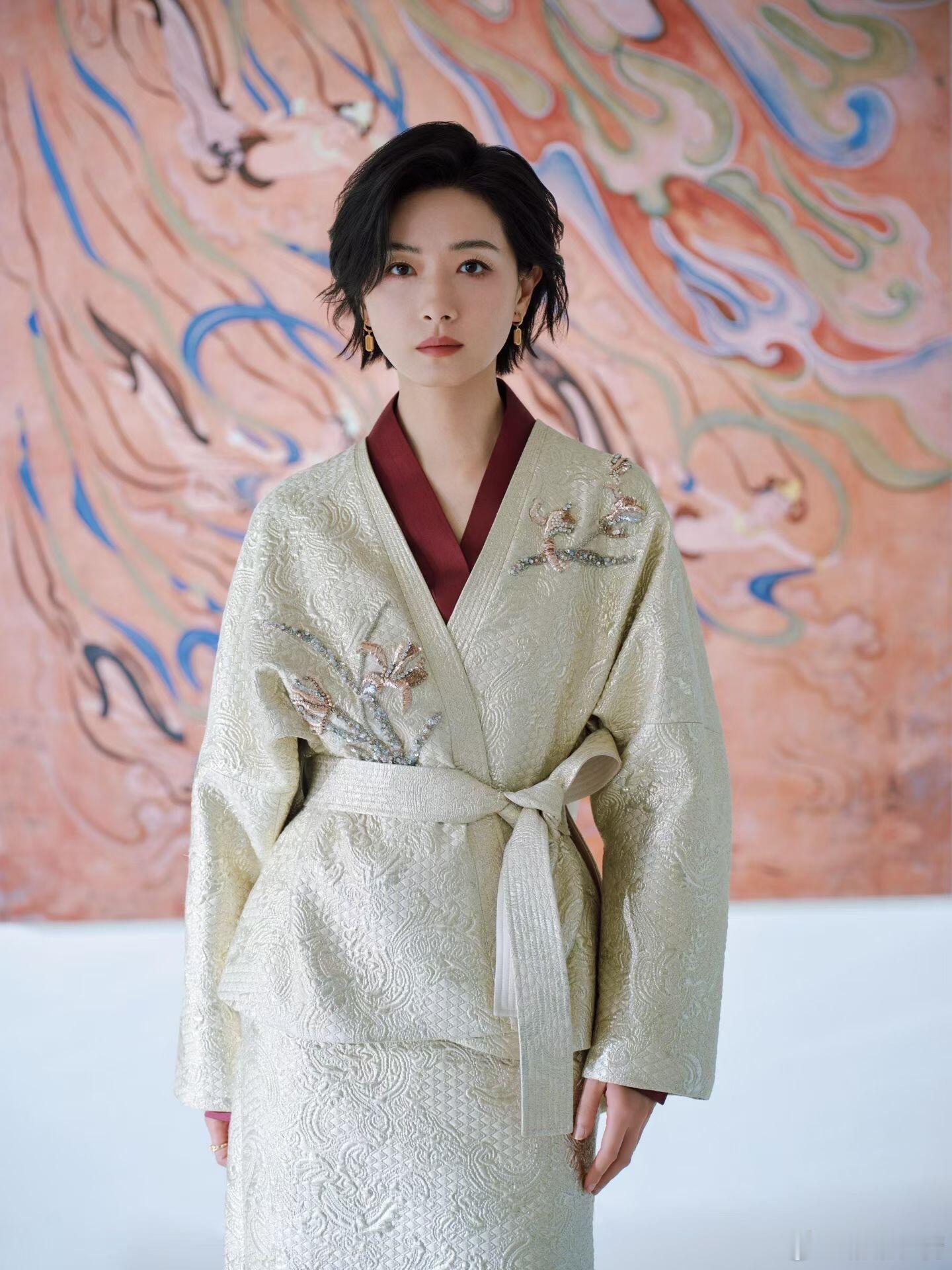 万茜身着M ESSENTIAL 2025/26冬春秀场系列，淦素提花叠襟短袍缀以