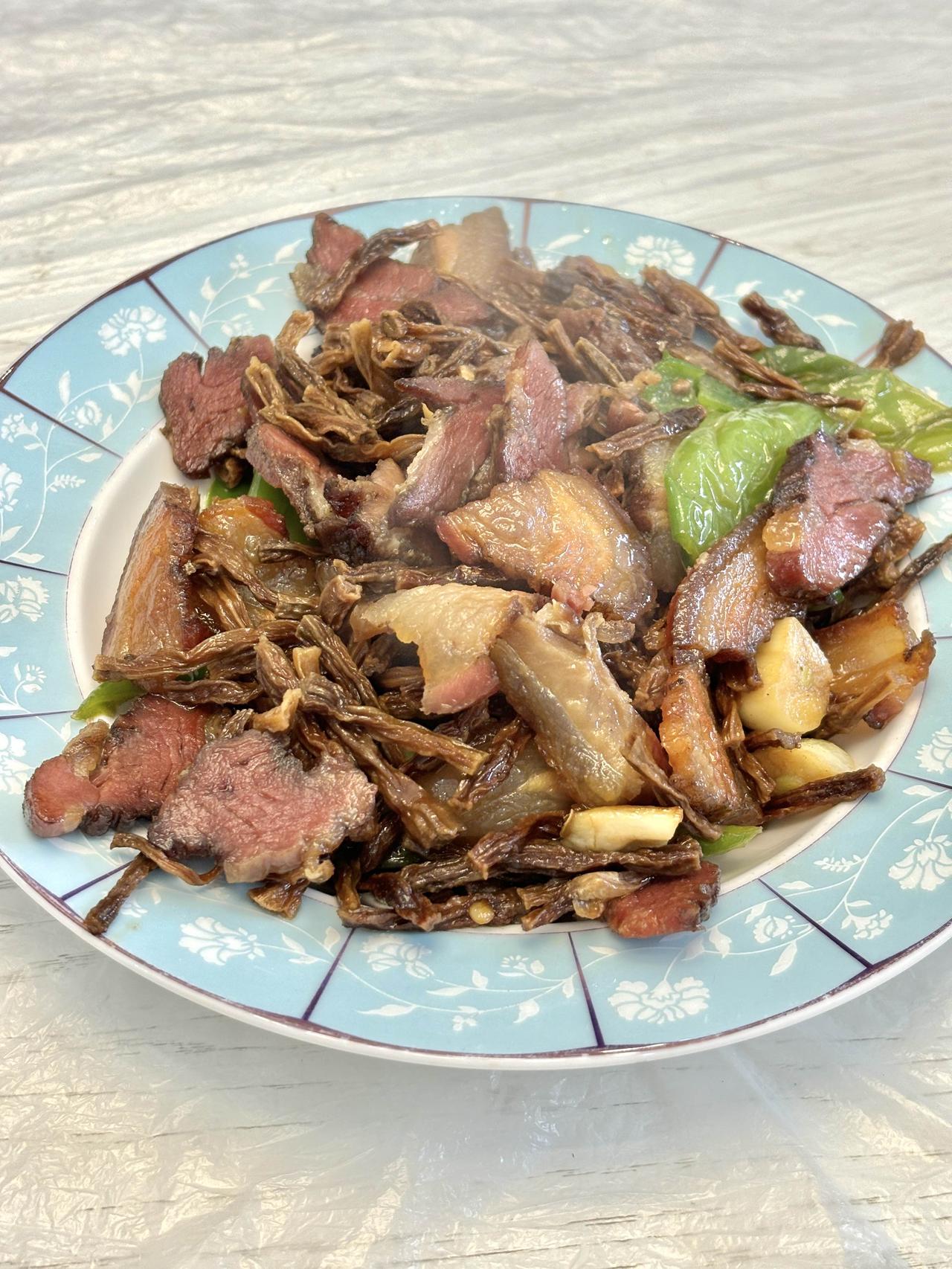 湖北特色美食——腊肉炒干豆角，以前不爱吃，长大了品出了它的美味！

干豆角要提前
