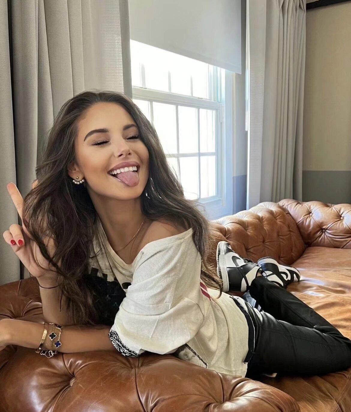 人类最蠢的地方是，当有一个人爱你，你却看不见；当有一个人总背地黑你，你反而却很走