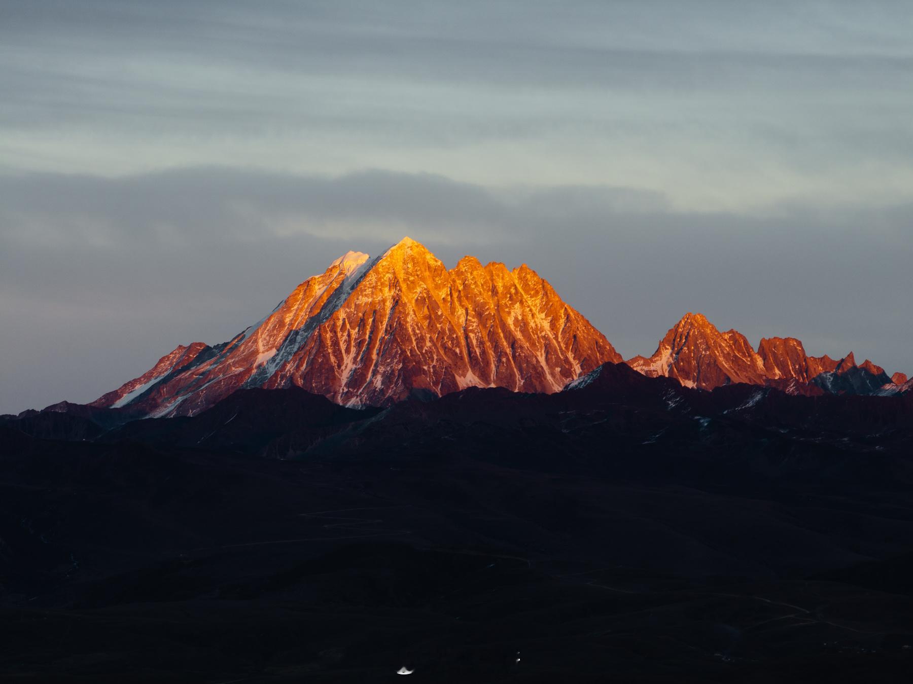 「回味 · 日照金山 - 雅拉雪山」瞎飞胡乱纯瞎拍在眼看就要开车下山的时候，瞬间