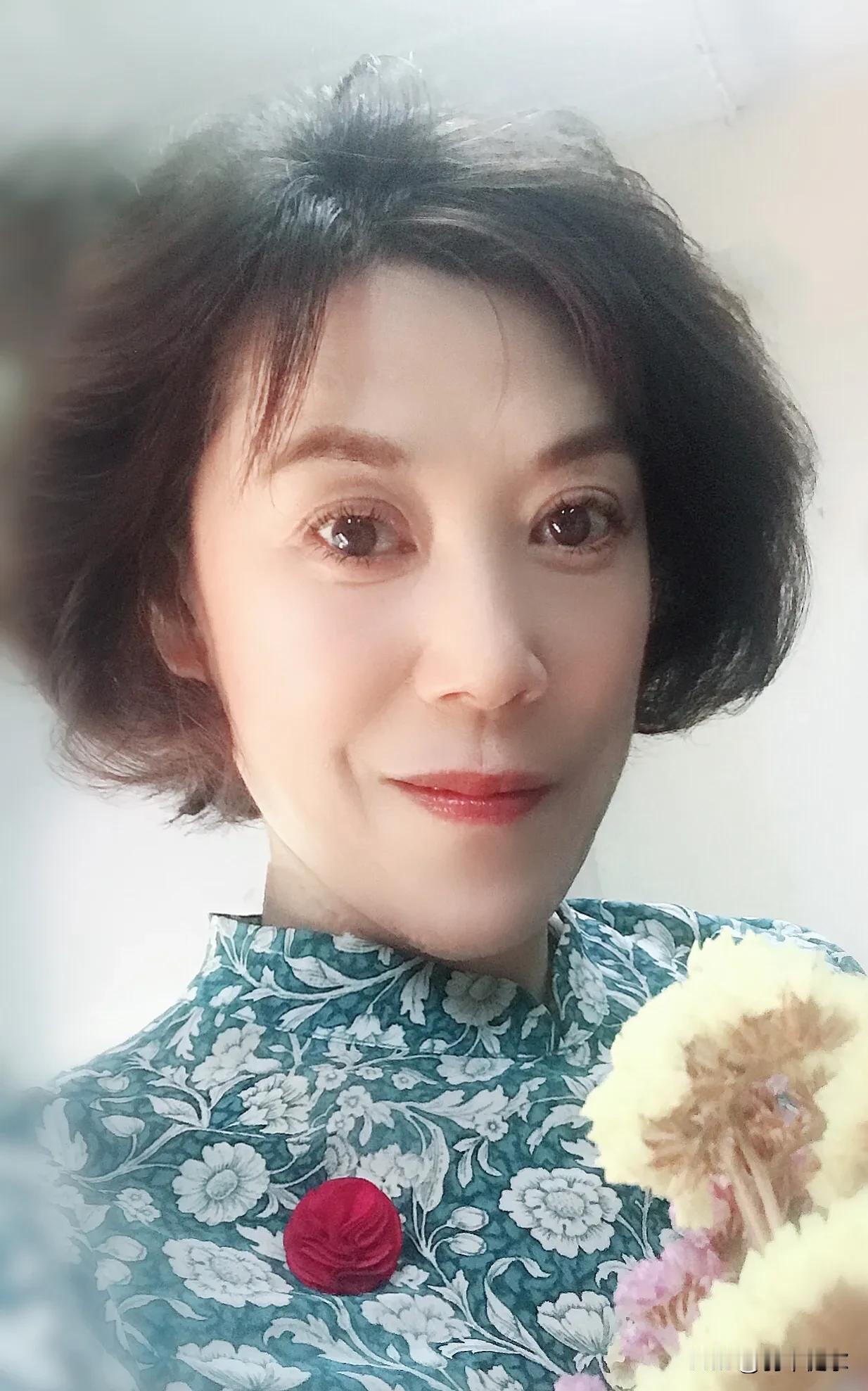 中年少女，一个很流行的词儿，一个温暖人心的词儿。
是的，人到中年的女人，上有老下