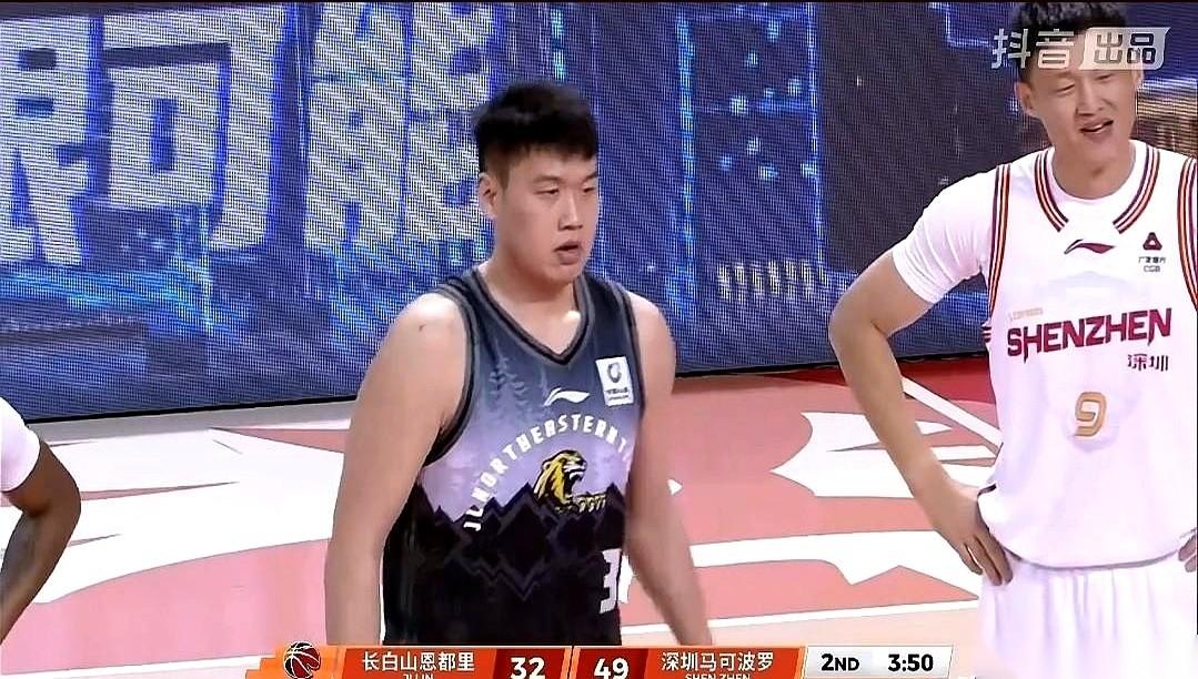 CBA，吉林对深圳。
记分牌上的数字刺眼，32比49，吉林队进攻又一次失误。球权