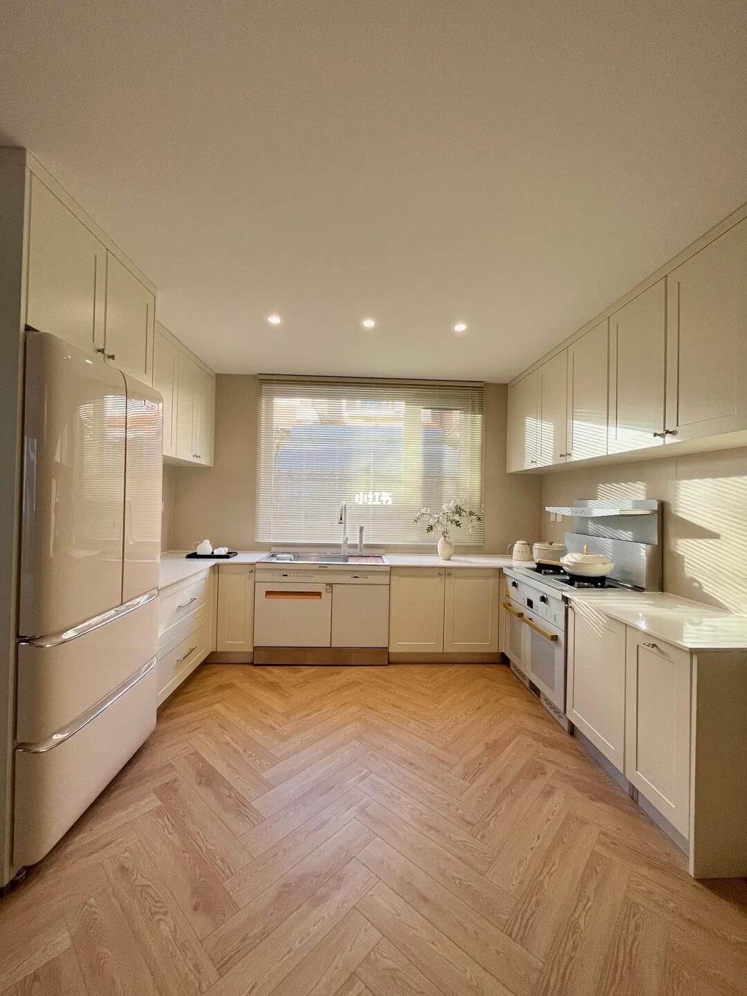 餐厨一体的法式奶油风厨房✨真的不心动吗？