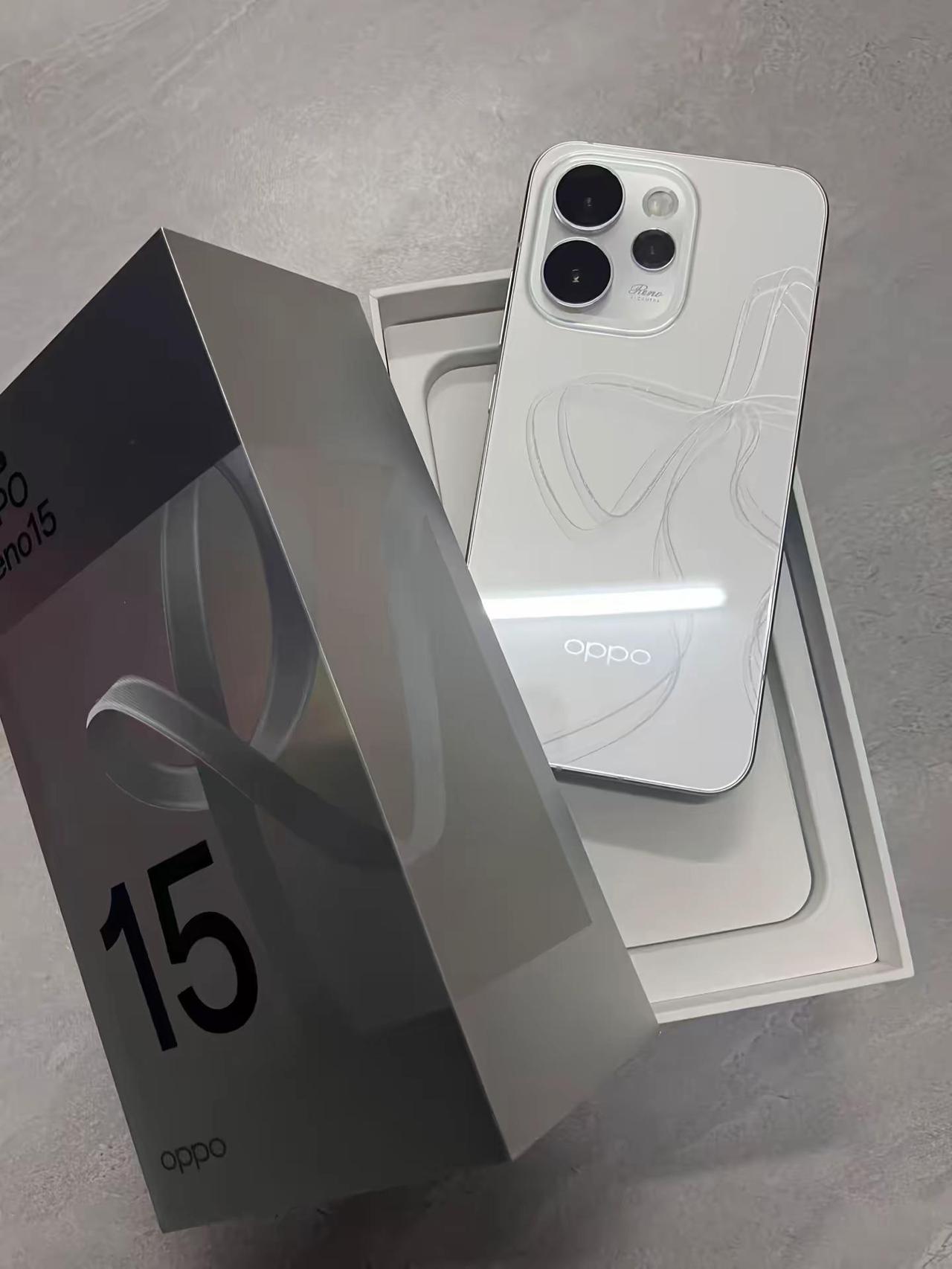 这个世界什么都是假的 承诺是假的 爱情是假的 只有我新买的OPPOReno15是