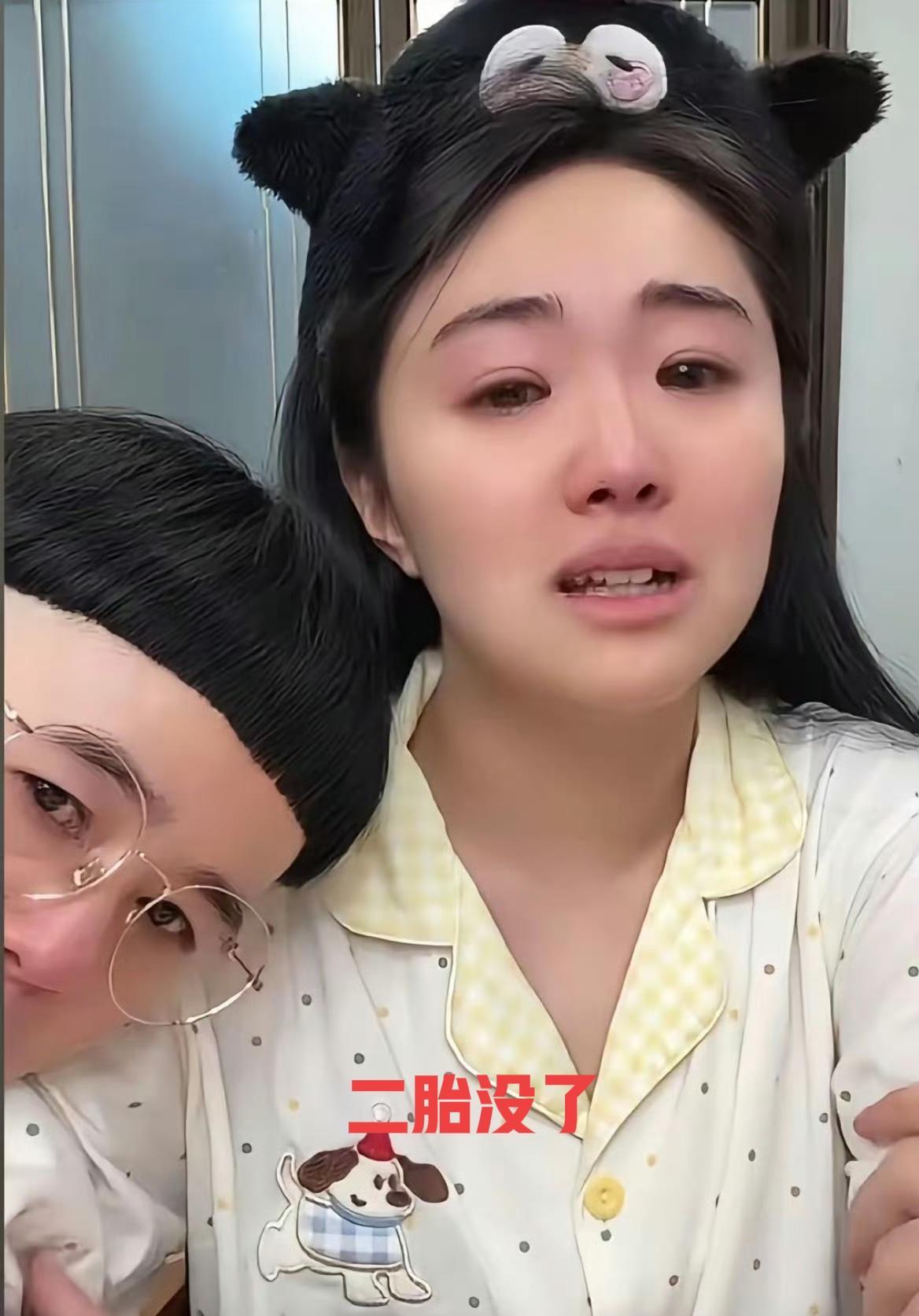 她流了产，不是因为太拼，是身体早发了信号。
没人逼她直播，但系统先一步拉了警报。