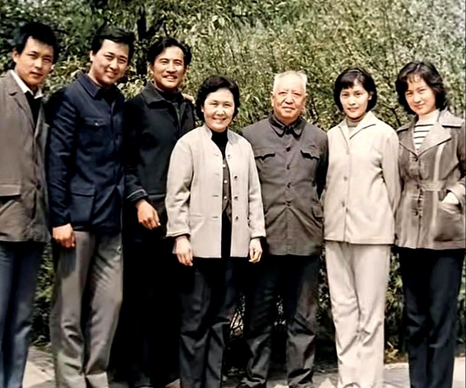 刷到一张“老艺术家”合影时，评论区一片“路人”，那一刻才意识到断层的真凶不是时间