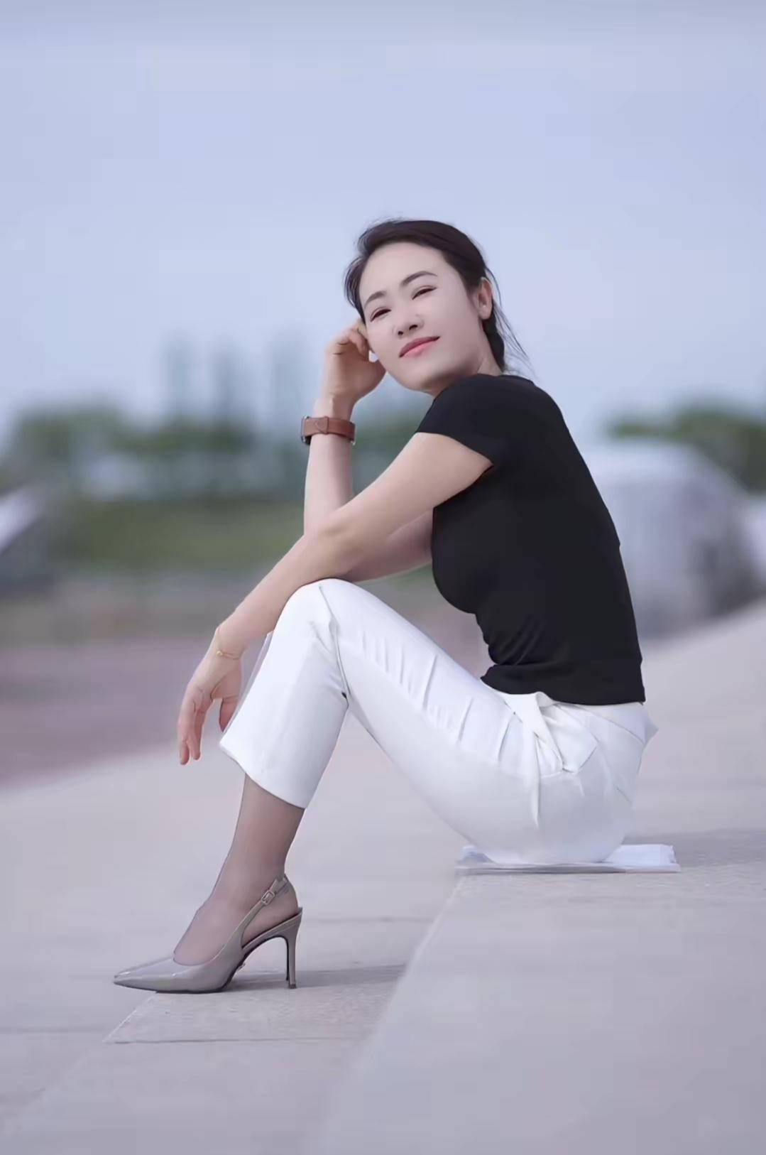 都市女孩的优雅瞬间，黑白配穿搭，高跟鞋的魅力