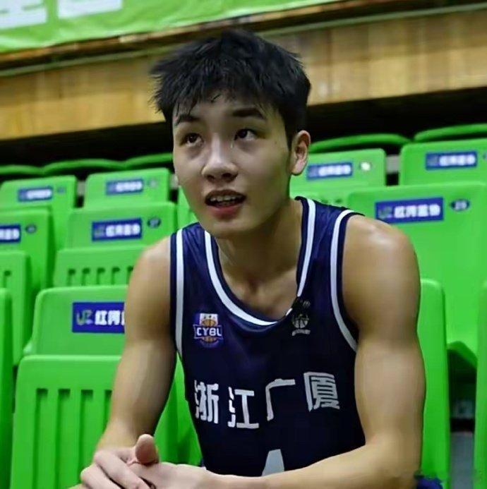 19岁篮球小将李均铸即将登陆CBA 惠州篮球再出人才！19岁李均铸登上浙江广厦一