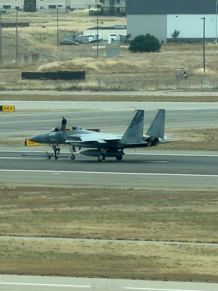 F-15飞掉座舱盖：加州空军国民警卫队一架F-15C，座舱盖在内华达山脉上空21