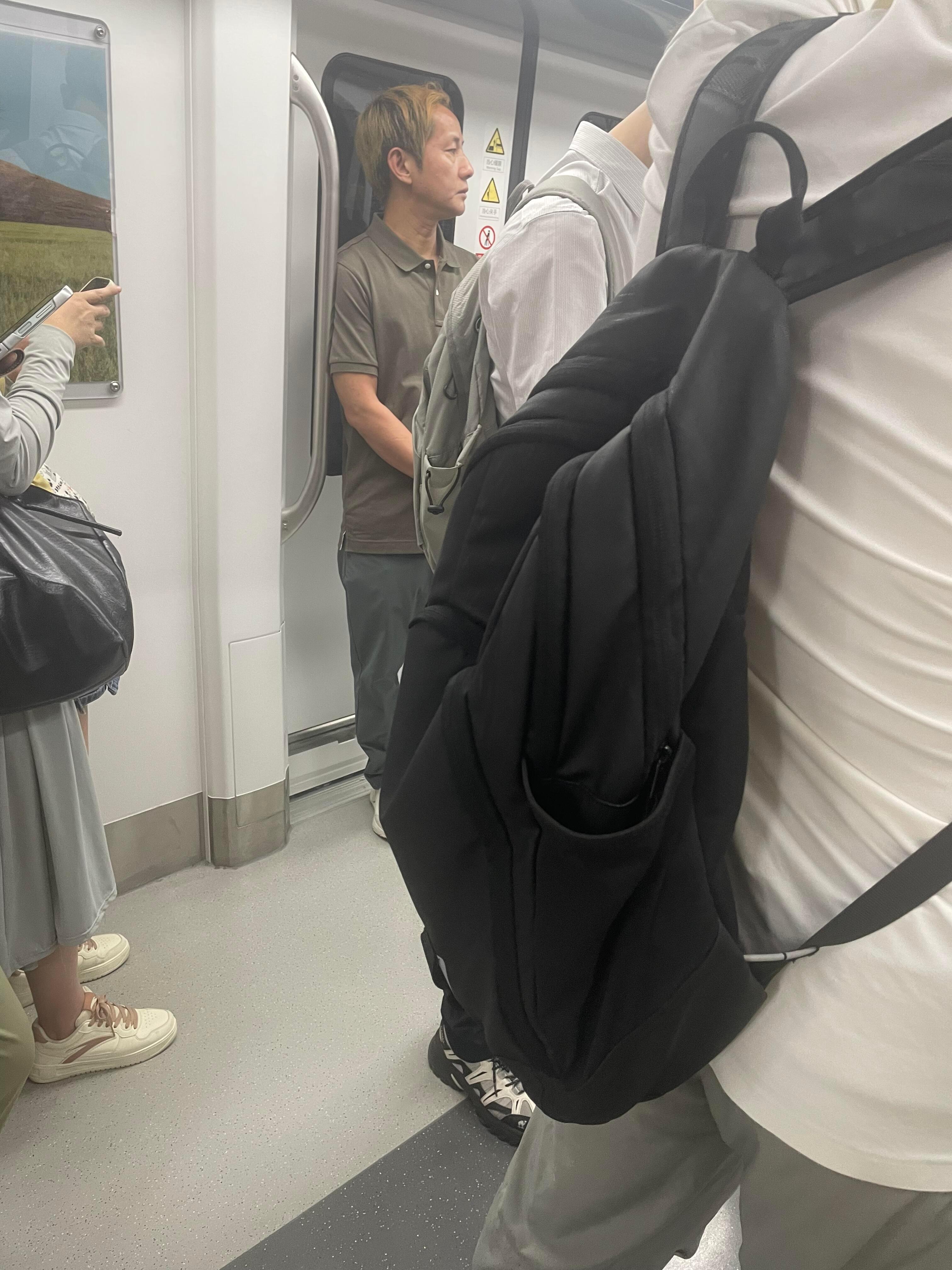 地铁偶遇赵露思的爸爸 